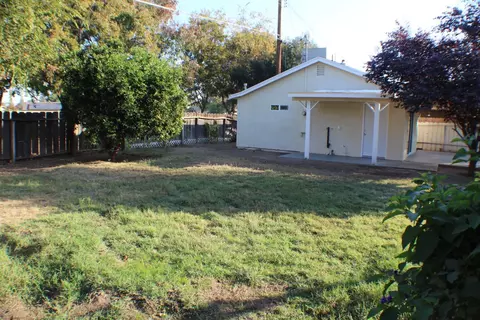 1362 E La Mesa Dr, Tulare, CA 93274 photo 2
