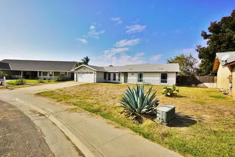 955 Murphy Dr, Lemoore, CA 93245 photo 2