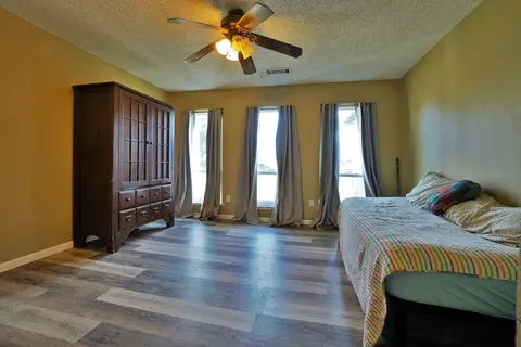955 Murphy Dr, Lemoore, CA 93245 photo 6