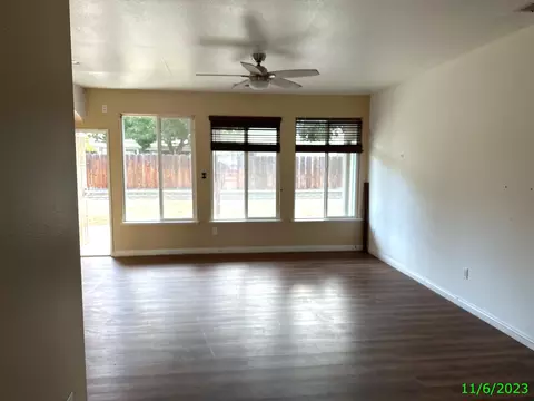 562 Puffin Ln, Lemoore, CA 93245 photo 5