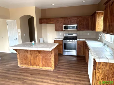 562 Puffin Ln, Lemoore, CA 93245 photo 7
