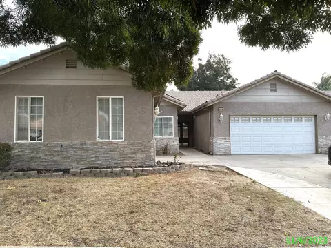 562 Puffin Ln, Lemoore, CA 93245