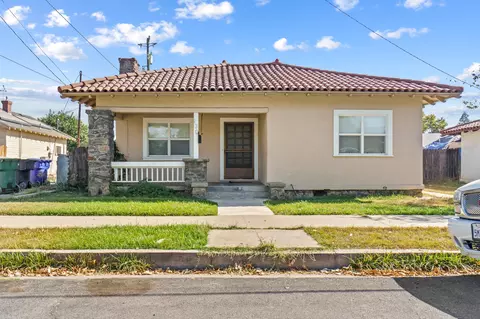 130 E Mariposa St, Dinuba, CA 93618