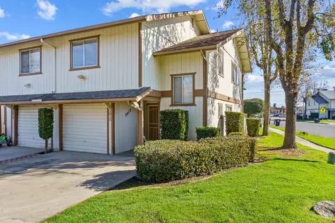 2012 E Laura Ave, Visalia, CA 93292