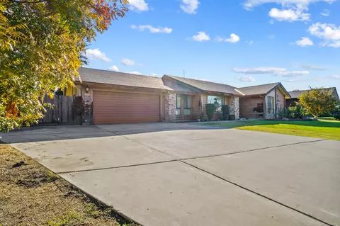 2411 E Hillcrest Ct, Visalia, CA 93292 photo 6