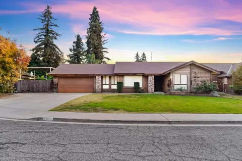 2411 E Hillcrest Ct, Visalia, CA 93292