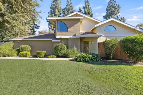 2427 E Parker Ct, Visalia, CA 93292
