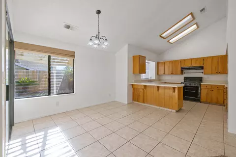 2427 E Parker Ct, Visalia, CA 93292 photo 12
