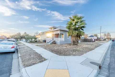 230 E 11th St, Hanford, CA 93230 photo 3