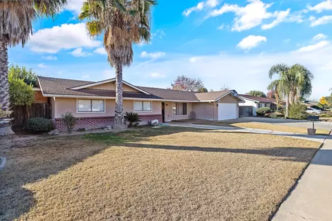 832 E Sequoia Dr, Dinuba, CA 93618