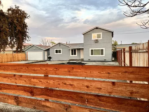 558 S Walnut St, Porterville, CA 93257