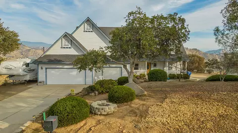 35006 Sunflower Ln, Squaw Valley, CA 93675