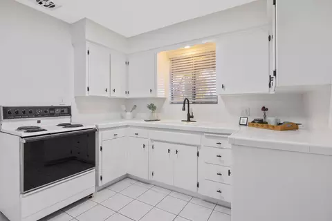 359 S Gloria Ave, Dinuba, CA 93618 photo 2