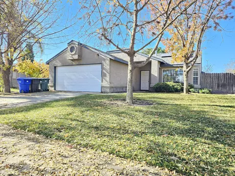 2033 N Virginia Ct, Farmersville, CA 93223
