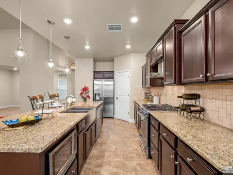 2504 Las Rosas Ave, Clovis, CA 93619 photo 7