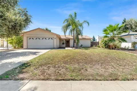2015 E Woodsville Ct, Visalia, CA 93292