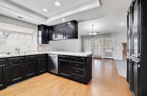 634 E Vine Ct, Visalia, CA 93292 photo 2