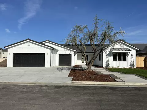 2936 E Beech Ct, Visalia, CA 93292