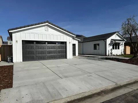 2936 E Beech Ct, Visalia, CA 93292 photo 2