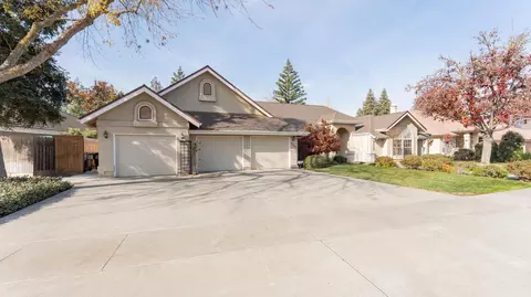 2501 SE Cottonwood Cir, Visalia, CA 93277
