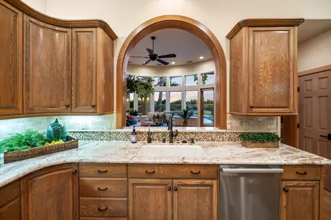 Kitchen - 20187 Avenue 262, Exeter, CA 93221 photo 11 of 18