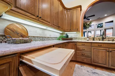 Kitchen - 20187 Avenue 262, Exeter, CA 93221 photo 10 of 18