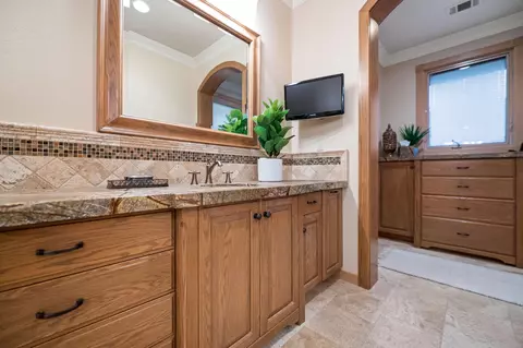 Bath - 20187 Avenue 262, Exeter, CA 93221 photo 10 of 14