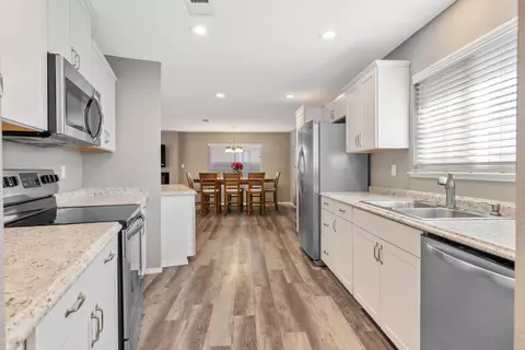 404 E Sycamore Dr, Hanford, CA 93230 photo 5