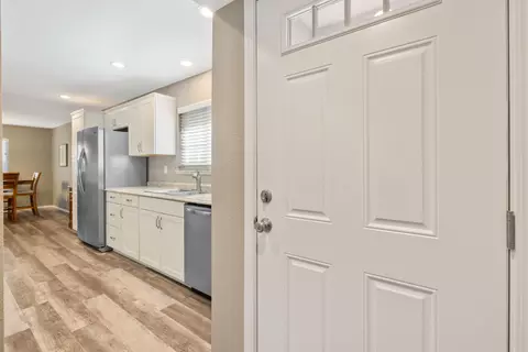 404 E Sycamore Dr, Hanford, CA 93230 photo 4