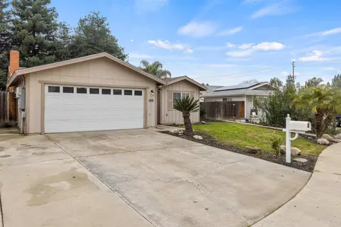 2105 S Peppertree St, Visalia, CA 93277