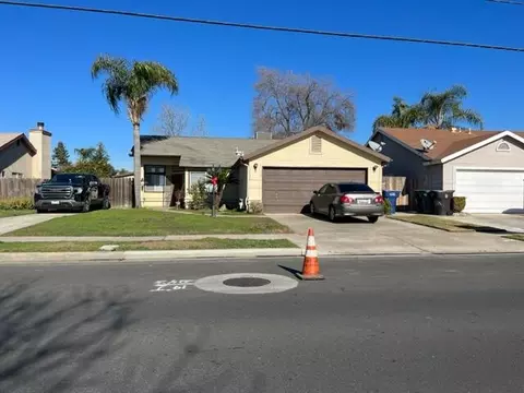 2096 W Pleasant Ave, Tulare, CA 93274