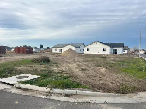 622 W Pin Oak Ave N, Porterville, CA 93257