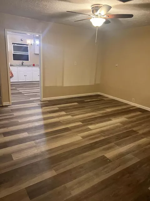 381 E Oakland St, Farmersville, CA 93223