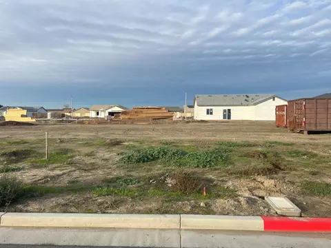 642 W Pin Oak Ave, Porterville, CA 93257