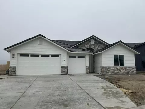 976 Hidden Ridge St, Tulare, CA 93274