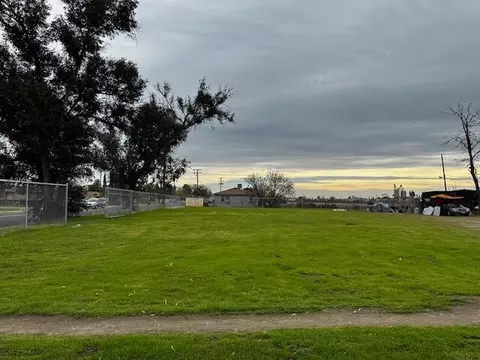 407-409 3rd St, Hanford, CA 93230
