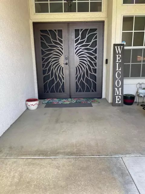 1429 E Laura Ct, Visalia, CA 93292 photo 2