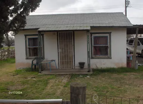223 S Center St, Pixley, CA 93256