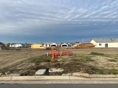 662 W Pin Oak Ave, Porterville, CA 93257