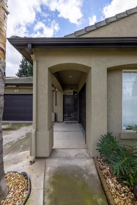 1635 E Dorothea Ave, Visalia, CA 93292 photo 3