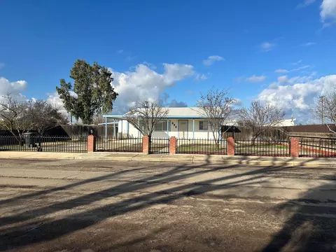 656 W Bradbury Ave, Pixley, CA 93256