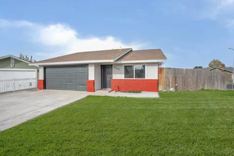 2149 N Sowell Ct, Visalia, CA 93291
