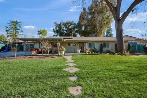 270 Trout Lake Dr, Sanger, CA 93657