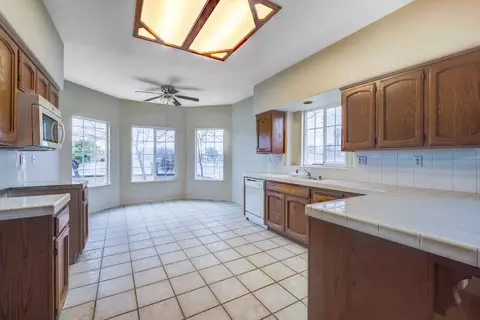 748 Vine St, Lemoore, CA 93245 photo 7