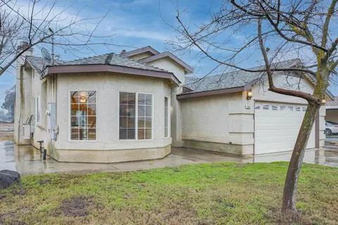748 Vine St, Lemoore, CA 93245 photo 2
