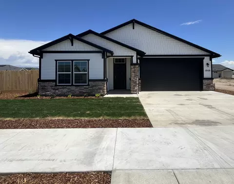 1068 S Mesa Oak St, Porterville, CA 93257