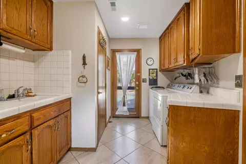 246 E Chestnut Ct, Visalia, CA 93277 photo 31
