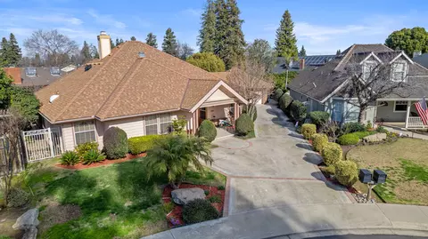 246 E Chestnut Ct, Visalia, CA 93277 photo 2