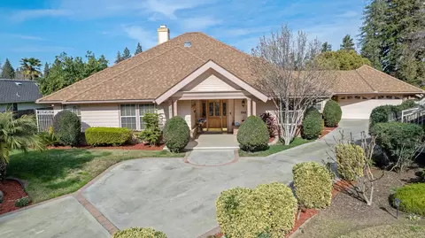 246 E Chestnut Ct, Visalia, CA 93277