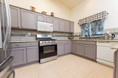 1634 Tulip St, Lemoore, CA 93245 photo 7